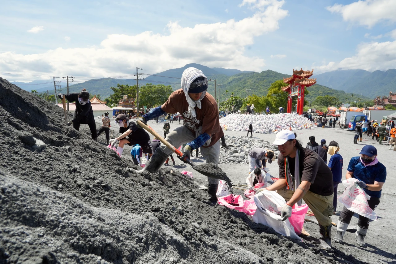 10/11花蓮馬太鞍洪災第19天,佛祖街保安寺志工製作、堆置沙包。梁建裕攝