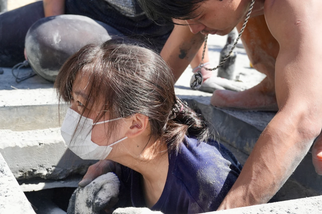 女志工整個人鑽進去清溝。梁建裕攝