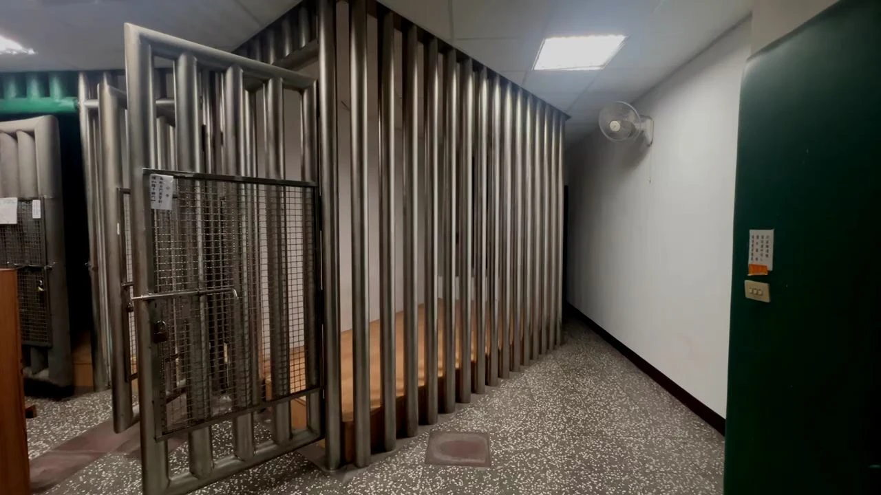 事發在土城分局拘留室。翻攝畫面