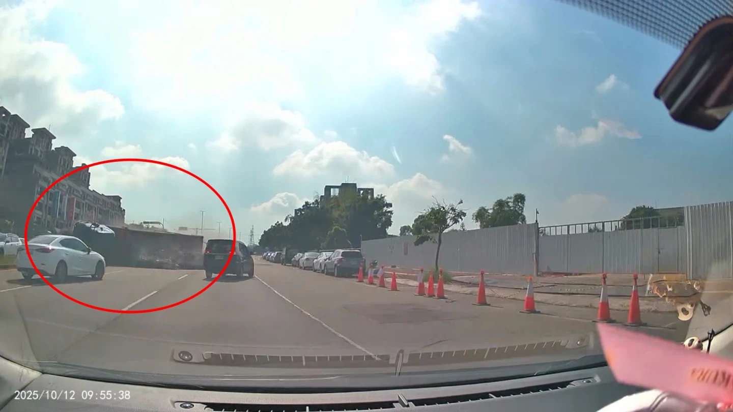 驚險片｜台中向上路又出事！大貨車自撞側翻　波及小客車釀1傷