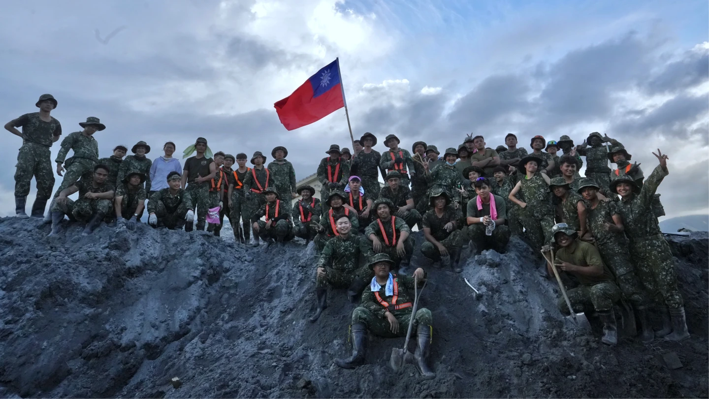團結片|小小多山的佛祖街國旗飄飄 災後22天!國軍和鏟子超人未撤退