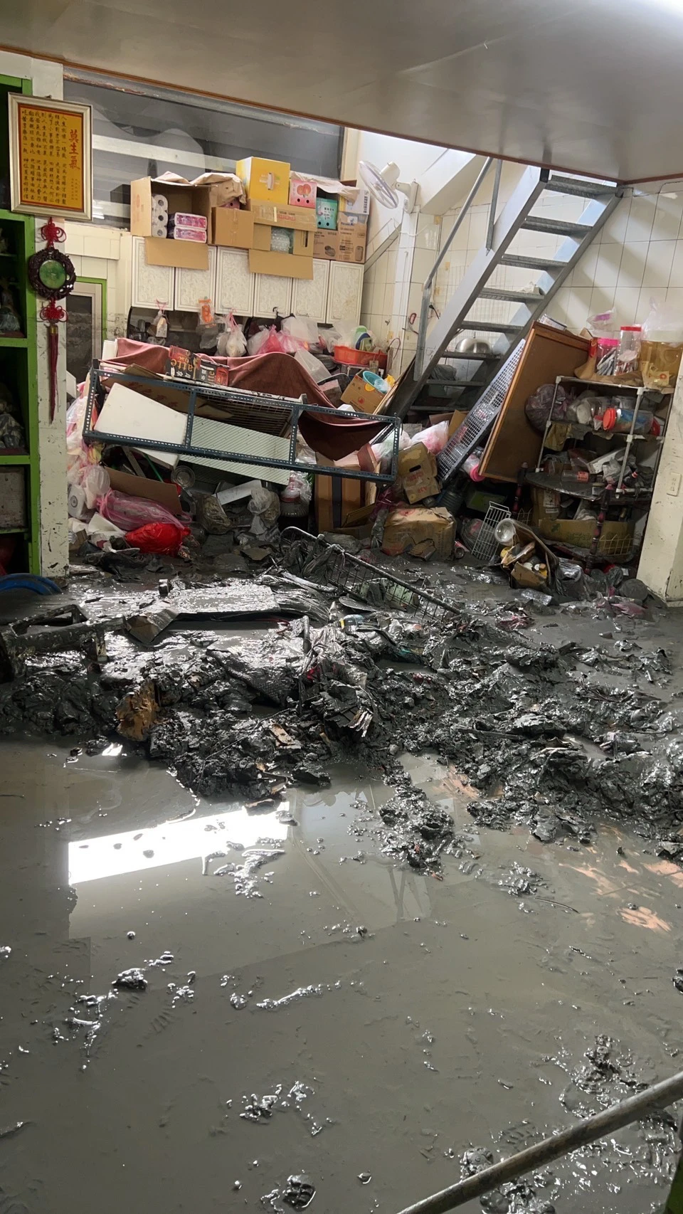 金紙店物品散落一地,滿地堆滿泥沙。洪小姐提供