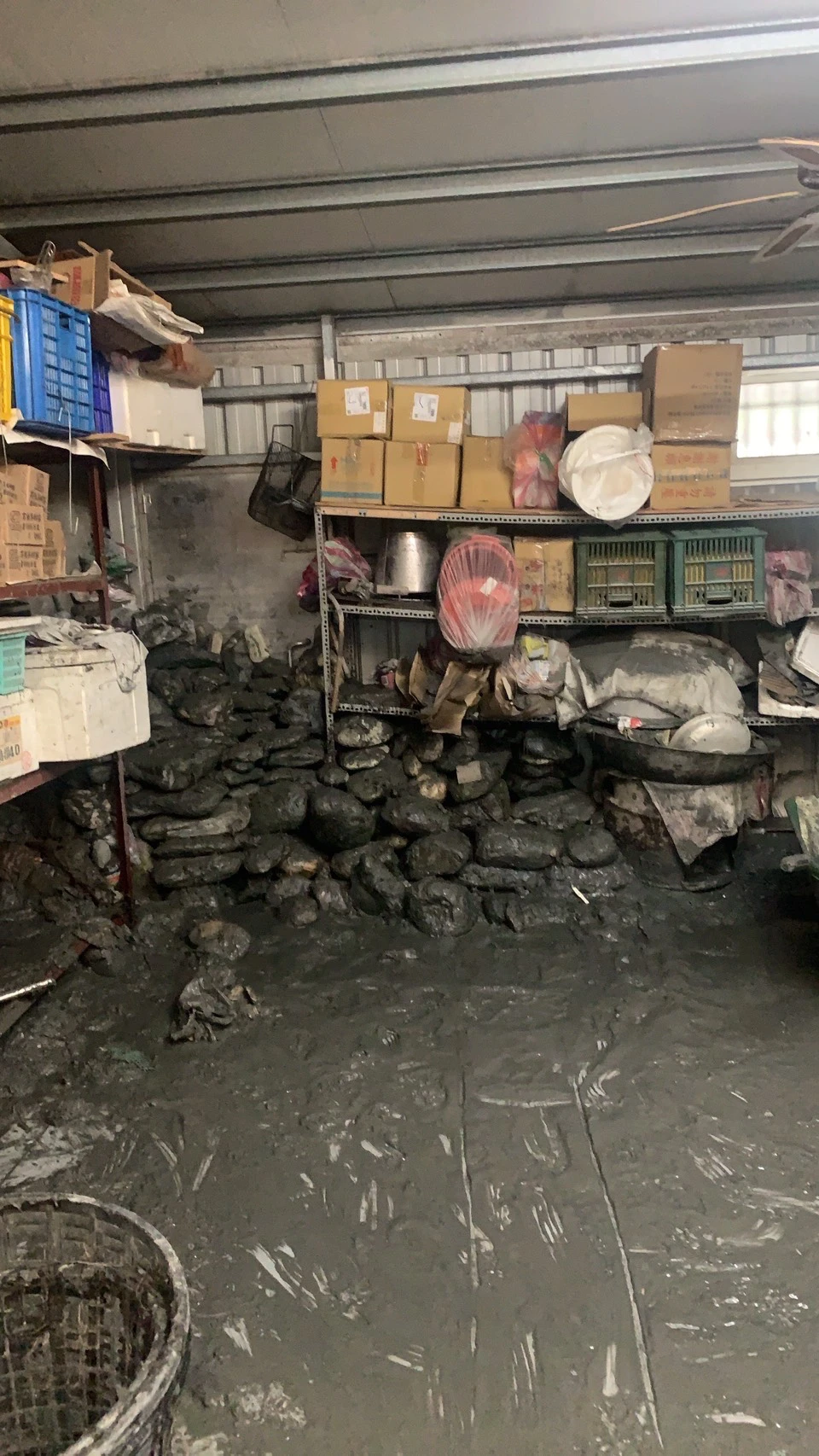 金紙店泥沙堆到小腿高度。洪小姐提供