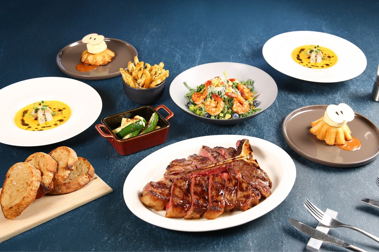 高空景觀餐廳「INGE’S Bar & Grill」晚間雙人牛排套餐每張5,999元 (原價8,800元,6.8折)。萬豪提供