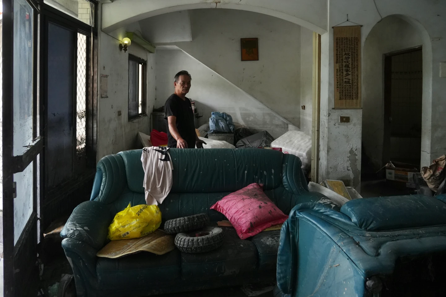 花蓮馬太鞍洪災肆虐下,許多災民的傢俱、家電全毀。林林攝