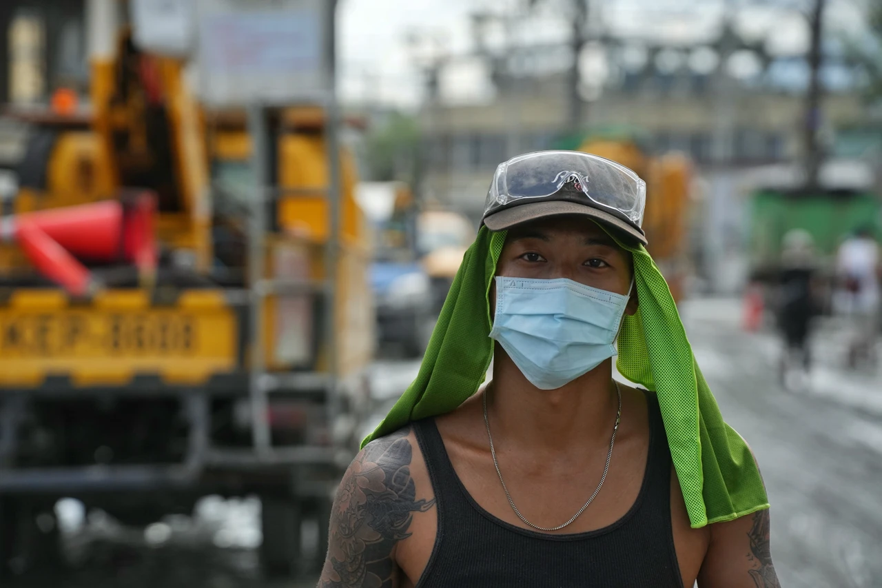 各路「超人」有錢出錢、有力出力,幫助光復災民清理家園。林林攝