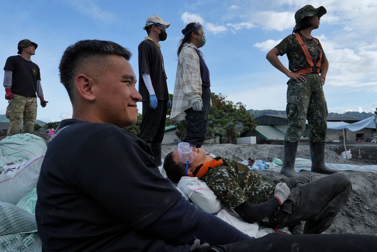 佛祖街保安寺週邊仍有國軍和志工協助清 。林林攝