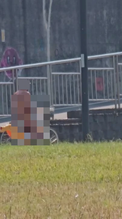 男子裸身騎車遊街已涉法,警將通知到案說明。民眾提供