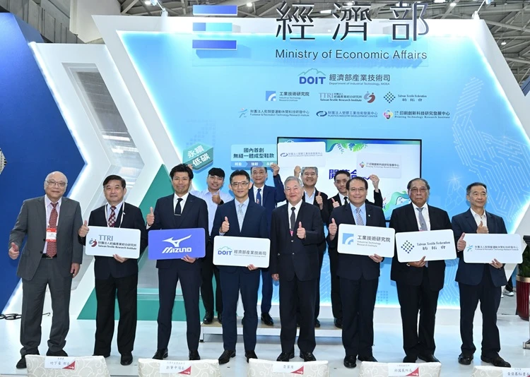 經濟部產業技術司專館由工研院、紡織綜合所、紡拓會、鞋技中心、塑膠中心、印研中心、6大法人與日本美津濃展示科專成果,共同啟動專區開幕儀式。經濟部提供