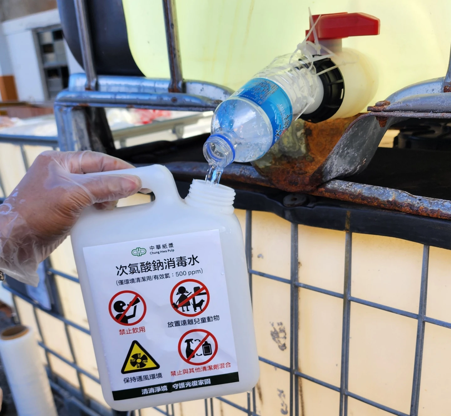 永豐餘捐贈消毒水等物資協助災後重建。業者提供