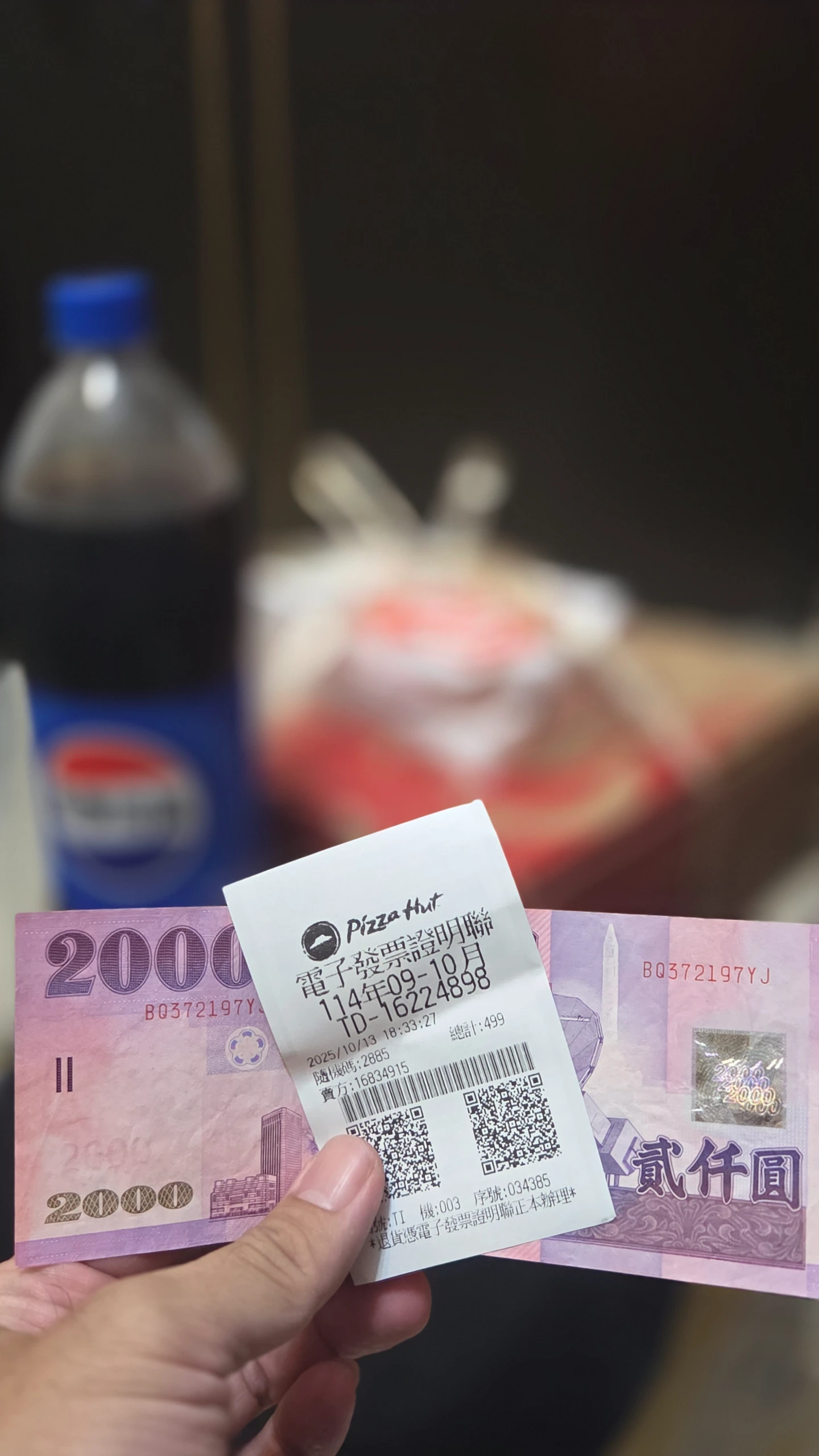 知新聞實測,連鎖pizza店拒收兩千元紙鈔。曾伯愷攝