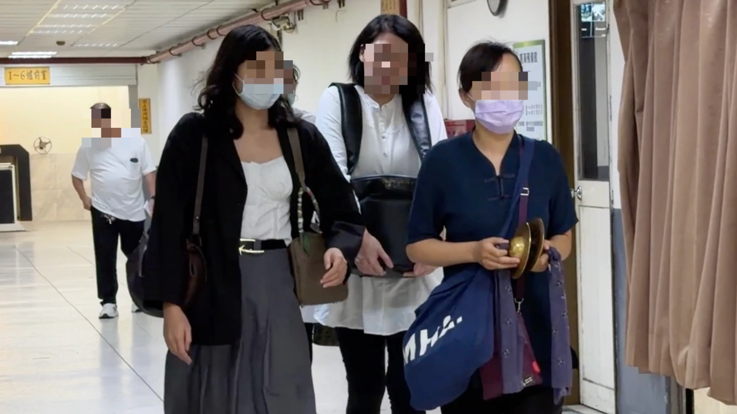 長榮航空孫姓女空服員不幸猝逝,今天上午舉辦簡單告別式後進行火化,其胞姊手捧骨灰哀傷離開。王煌忠攝