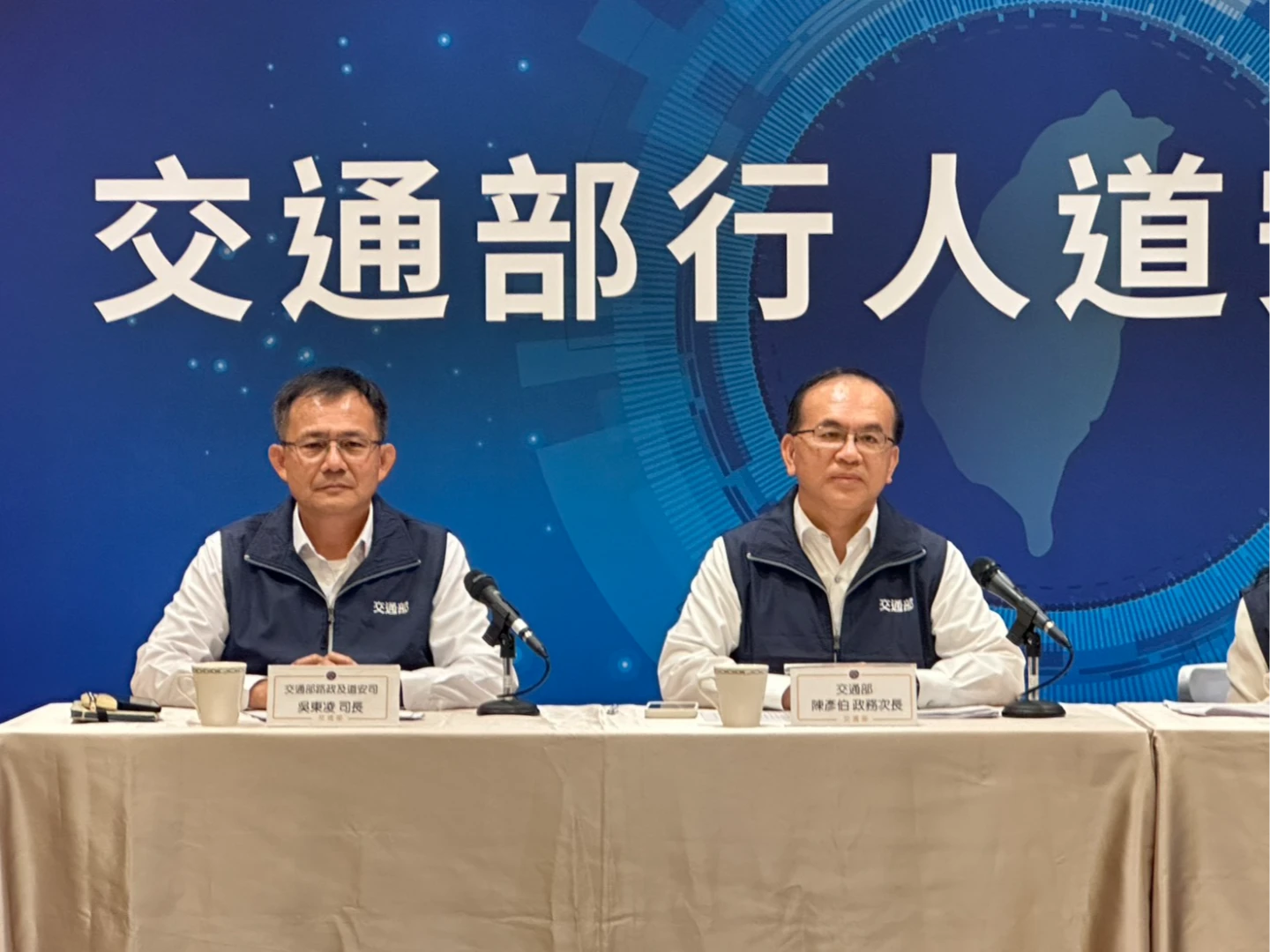 交通部政務次長陳彥伯(右)、交通部路政及道安司司長吳東凌(左)。陳怡文攝