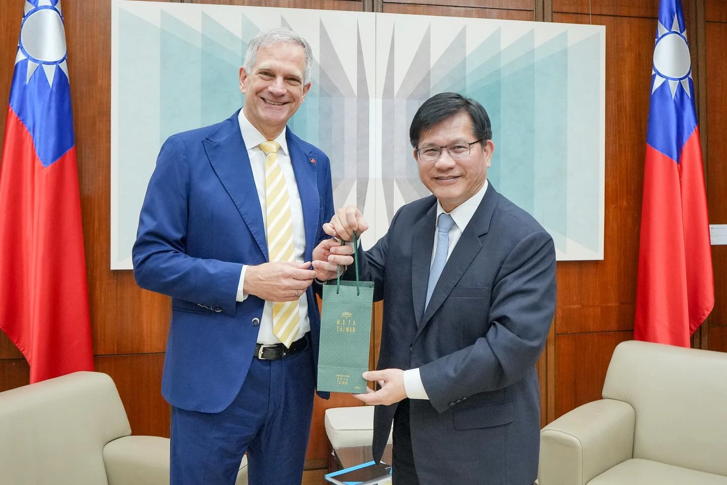 外交部長林佳龍昨接見德國駐台代表狄嘉信。取自林佳龍臉書