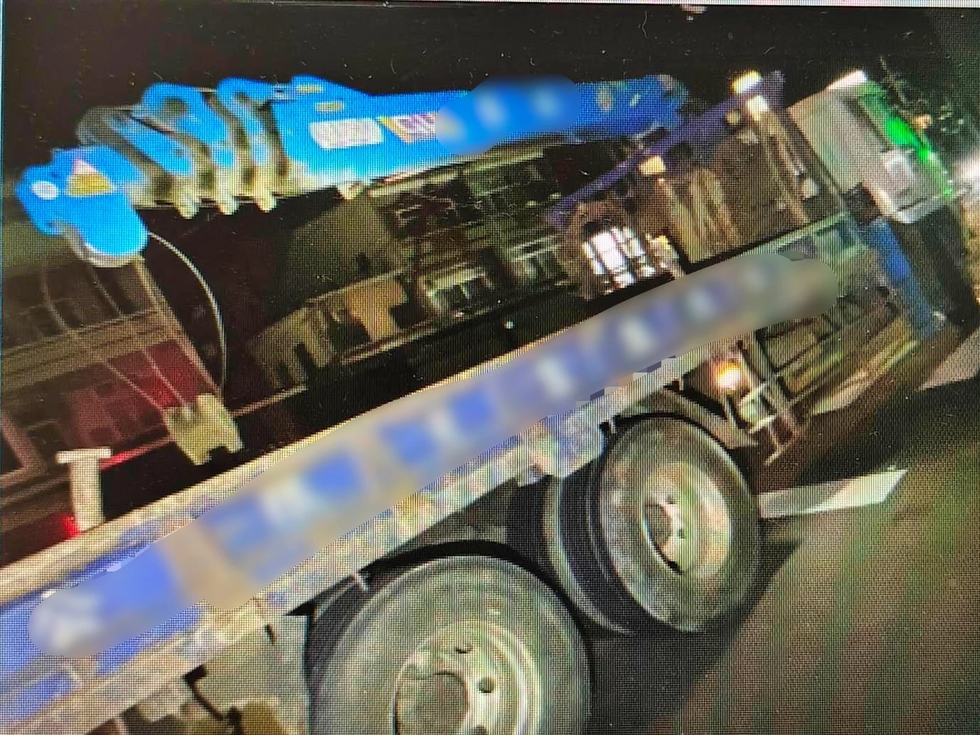 吊車忘收吊臂闖禍。警方提供