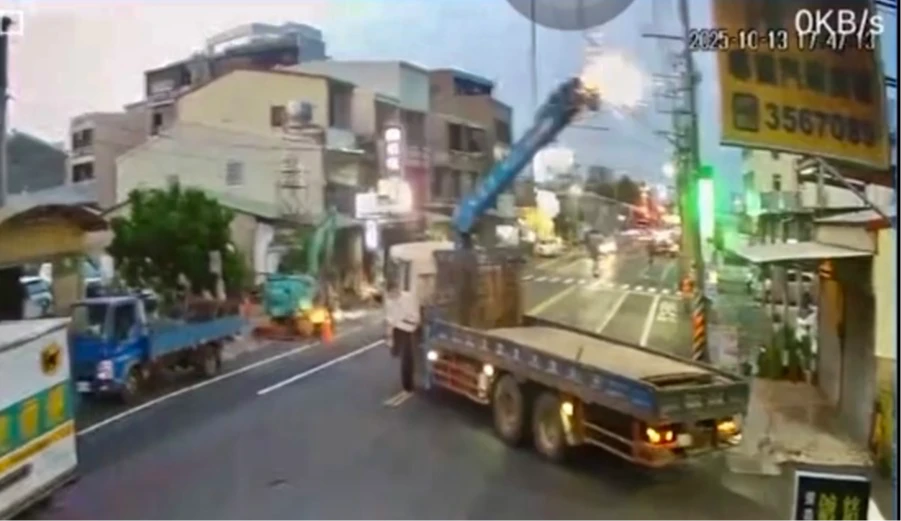 吊車轉彎時扯斷電線冒出火花。警方提供