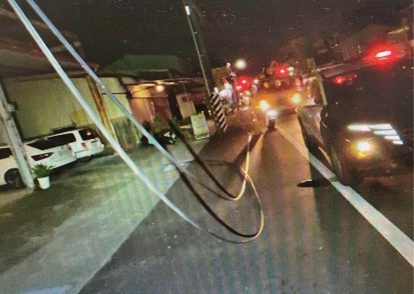 好幾條電線垂落,路燈、住戶第四台受到影響。警方提供