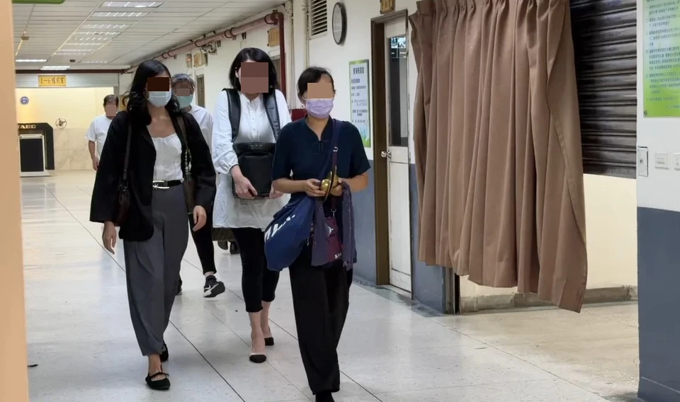 長榮空姐今火化,大姊哀痛抱著骨灰離開。王煌忠攝