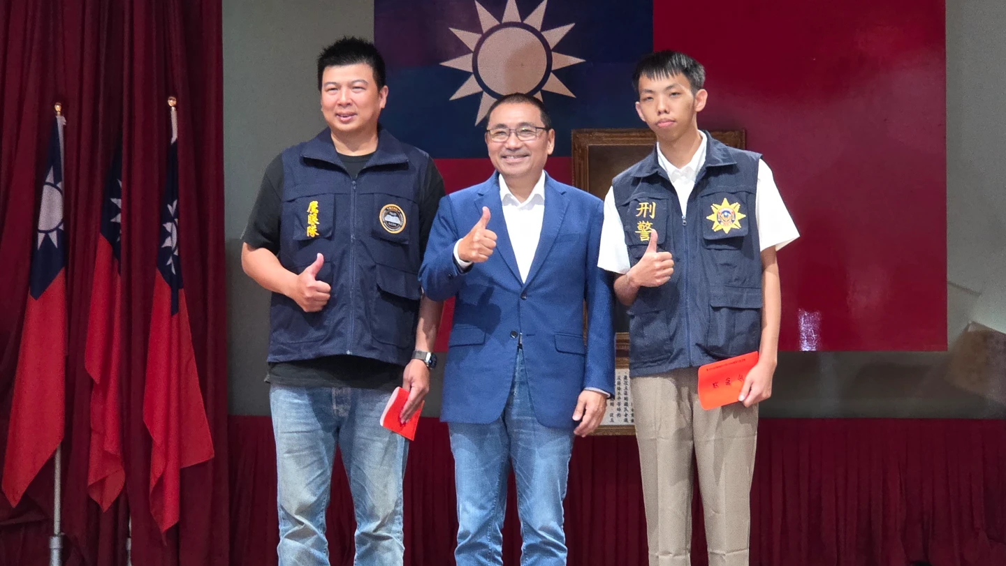 侯友宜頒獎給績優警察人員。曾伯愷攝