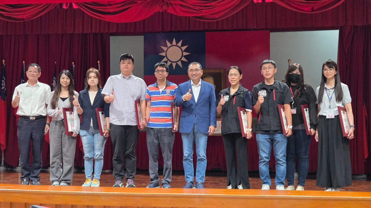 侯友宜頒獎給市府各局處績優人員。曾伯愷攝