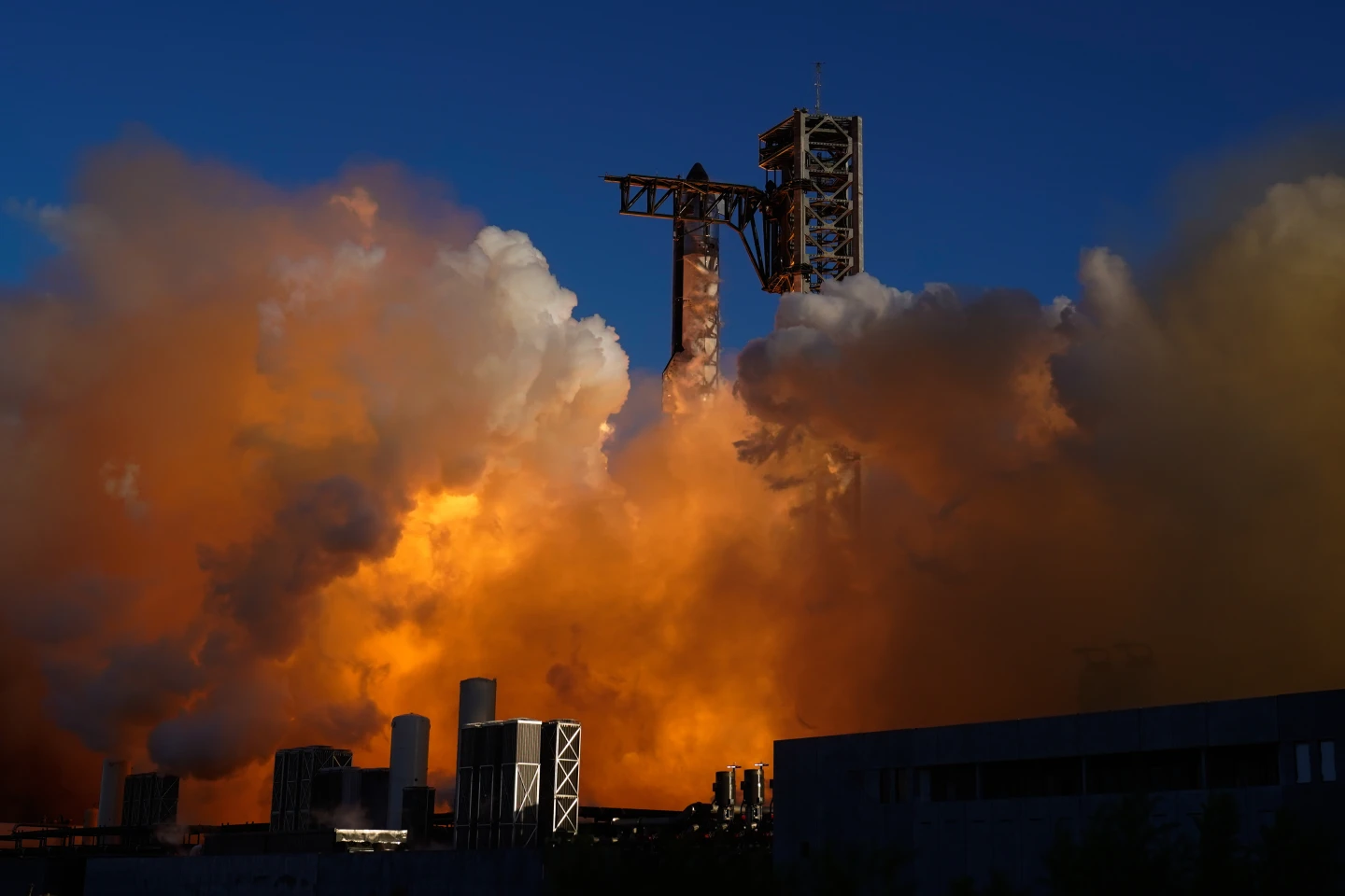 SpaceX的巨型火箭星艦10月13日從德州星際基地發射升空進行第11次試飛。美聯社