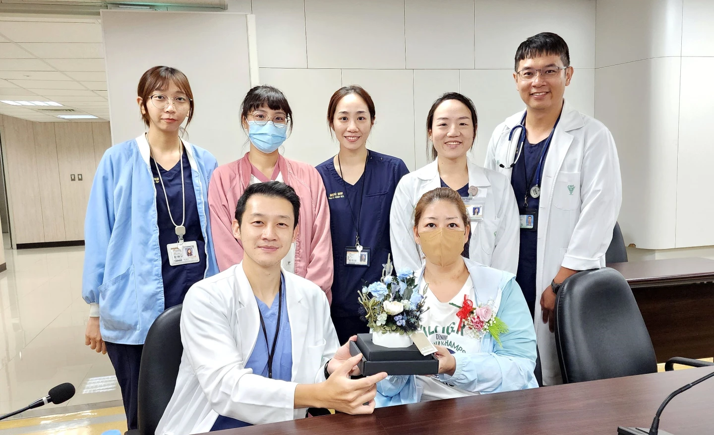 病友張小姐(右)感謝醫護、警消救命。奇美醫院提供