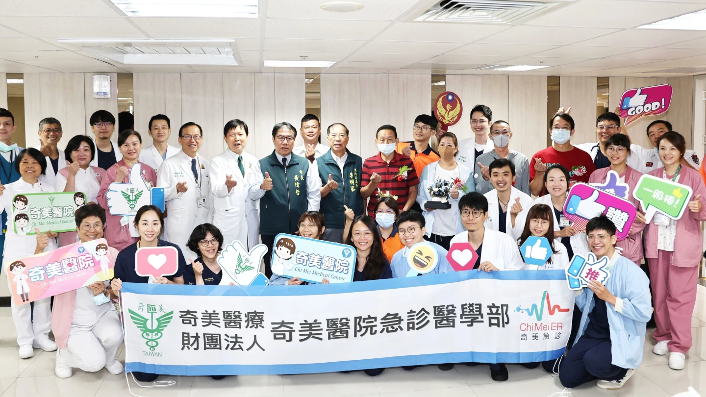 4名病友與救命團隊溫馨合影。奇美醫院提供