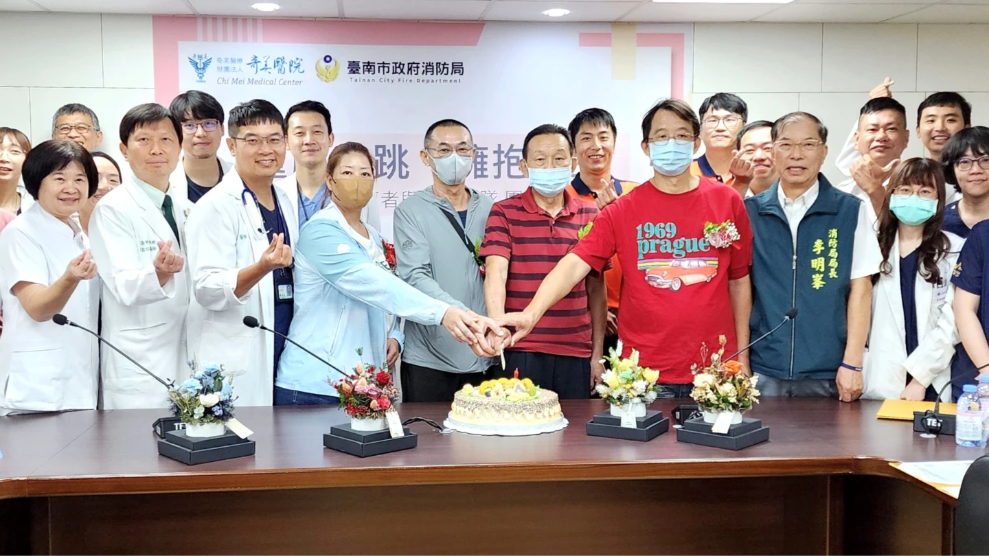 4位心跳停止康復病友重返奇美醫院,與急救團隊分享重生的感動。奇美醫院提供