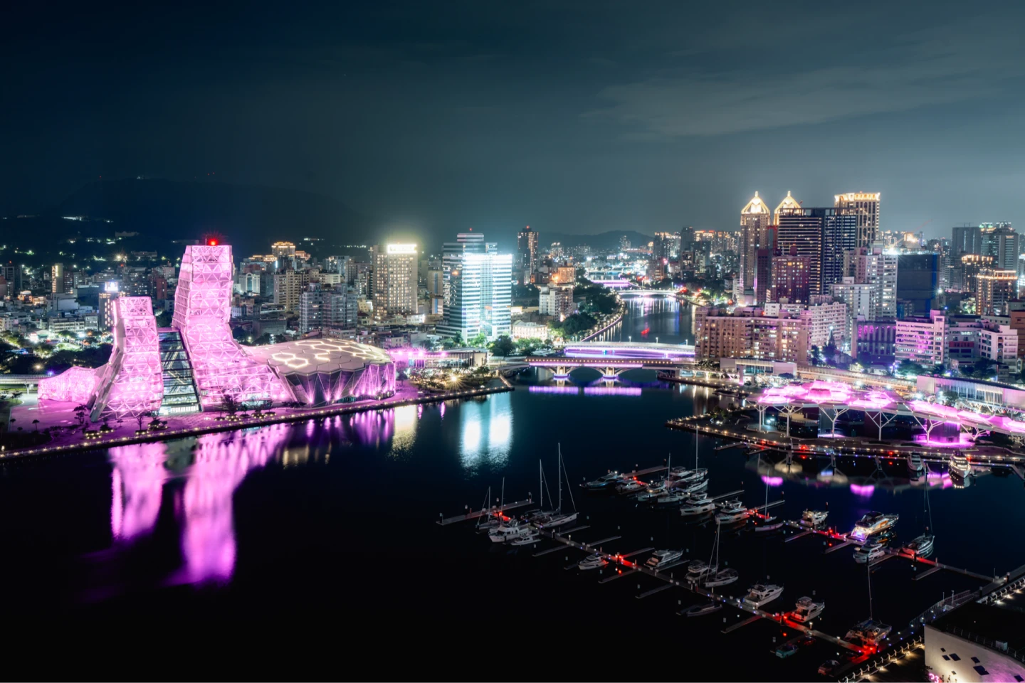 為迎接BLACKPINK來高雄登台演場,愛河等六大地標從10月13日至19日點亮粉紅燈光應援。取自FB@陳其邁