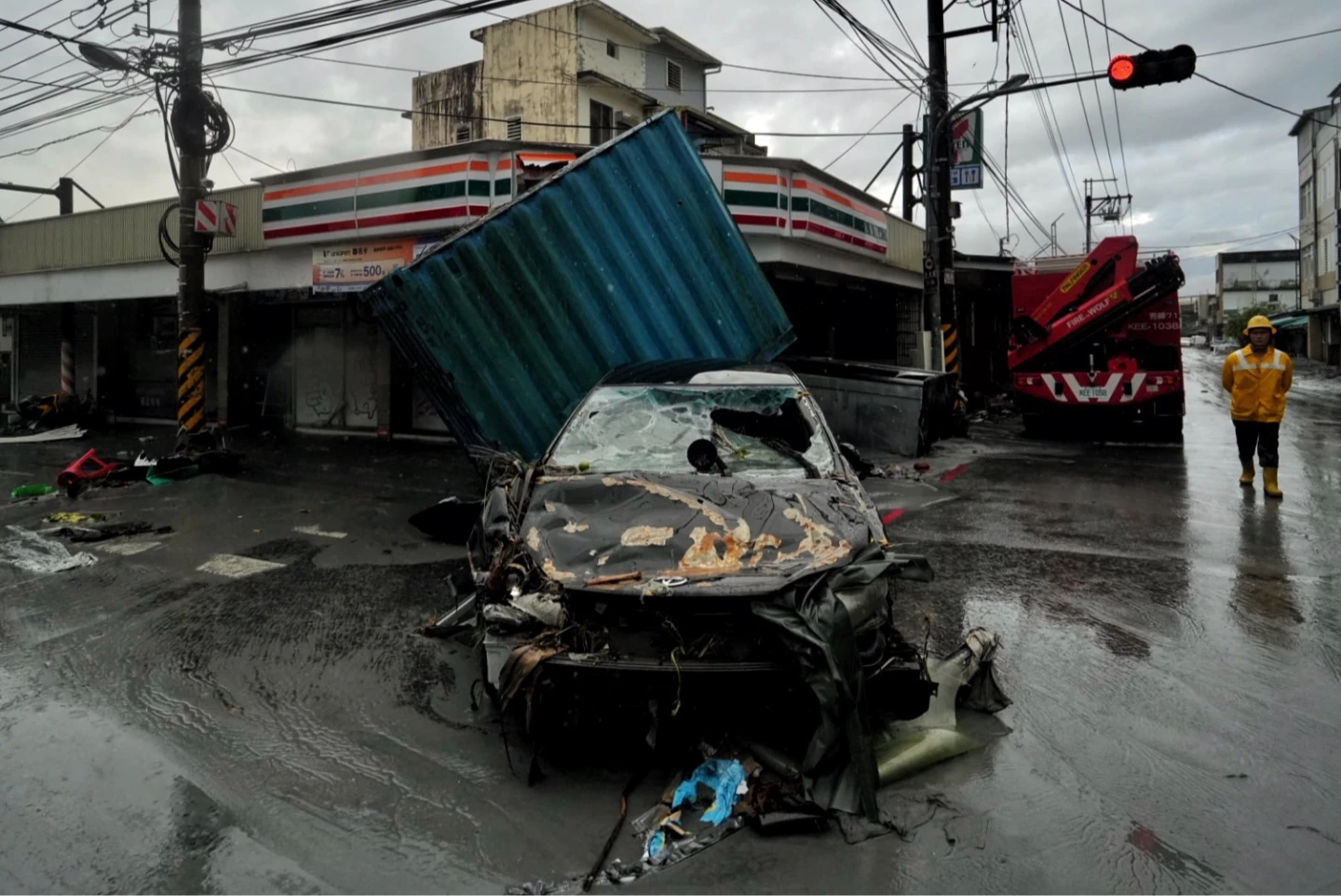 車子被沖毀,卡在超商門口。林林攝