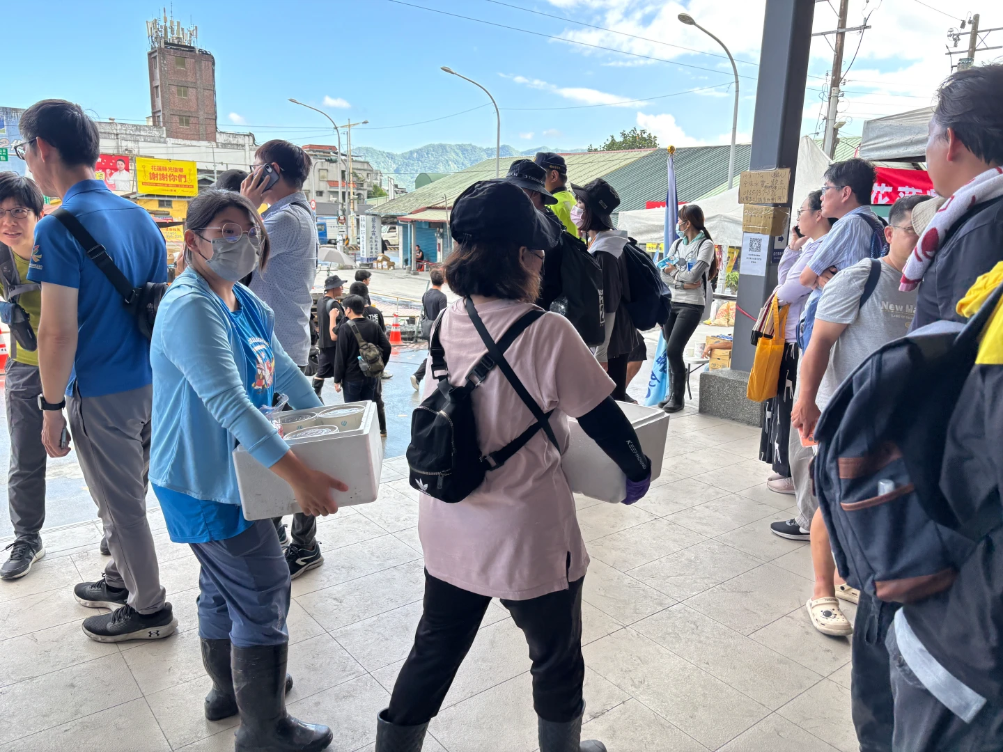 光復車站有志工發放便當。許皓婷攝