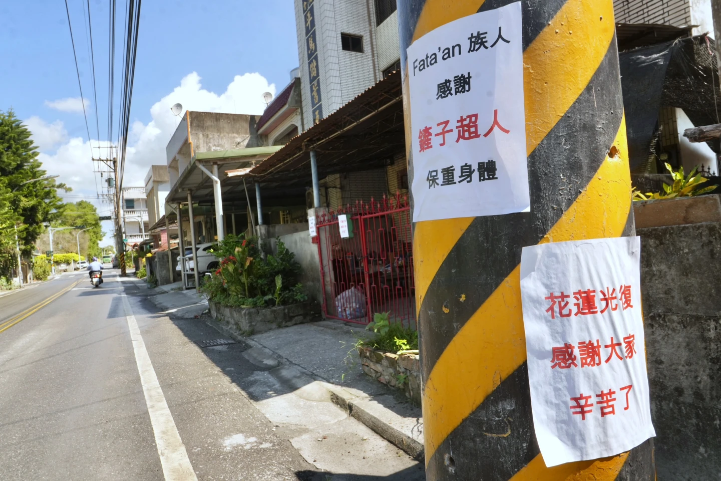 路上隨處可見感謝「鏟子超人」。林林攝