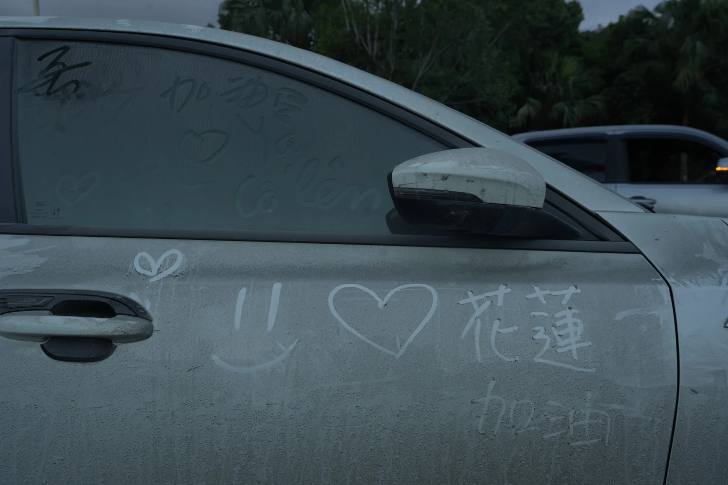 民眾在車上寫下「愛花蓮」。林林攝
