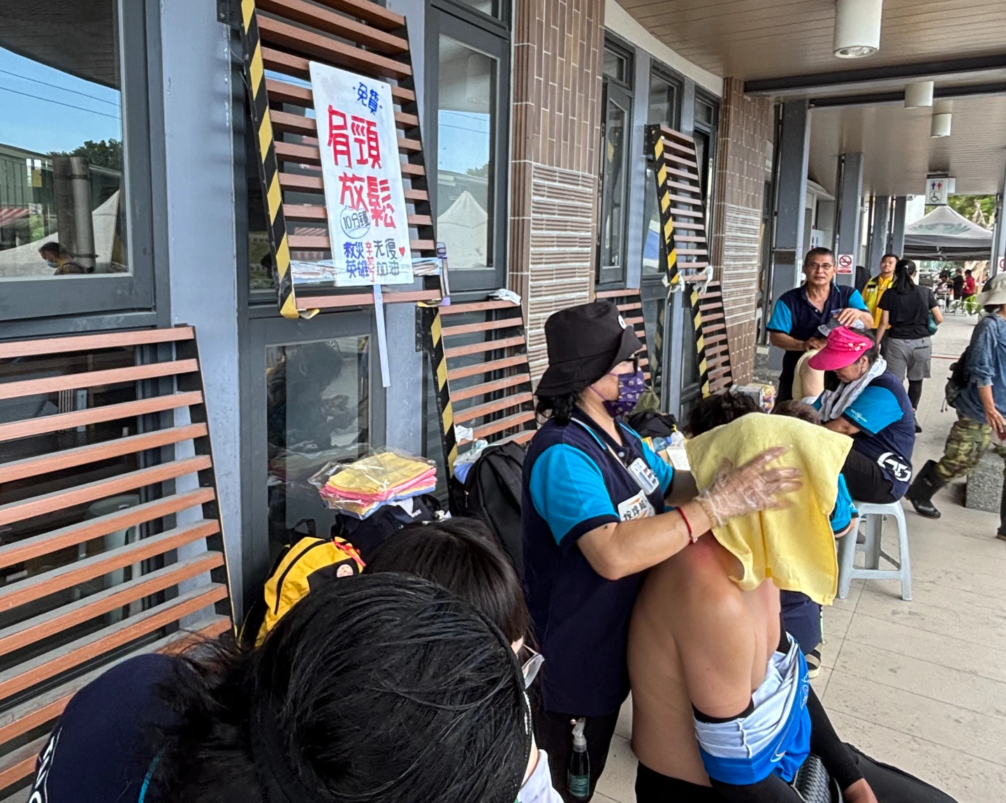 光復車站外出現「按摩超人」。許皓婷攝