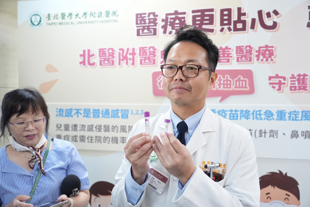 張璽介紹,門診微量抽血是日本診所常用的設備。葉志明攝