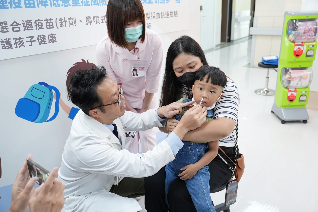 北醫附醫提供自費的「鼻噴式流感疫苗」,孩童不用打針就完成流感疫苗接種。葉志明攝