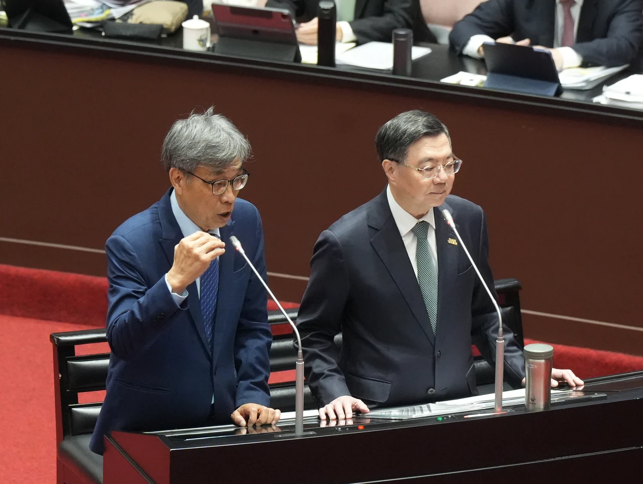 行政院長卓榮泰、農業部長陳駿季共同接受立委質詢。梁建裕攝