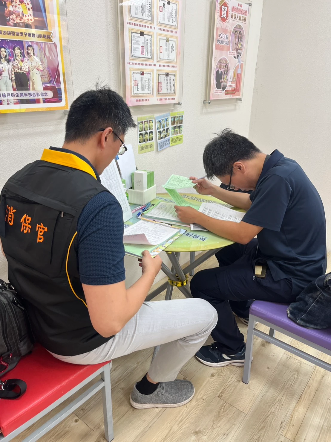 消保官現場稽查發現業者契約有多項違規。北市法務局提供