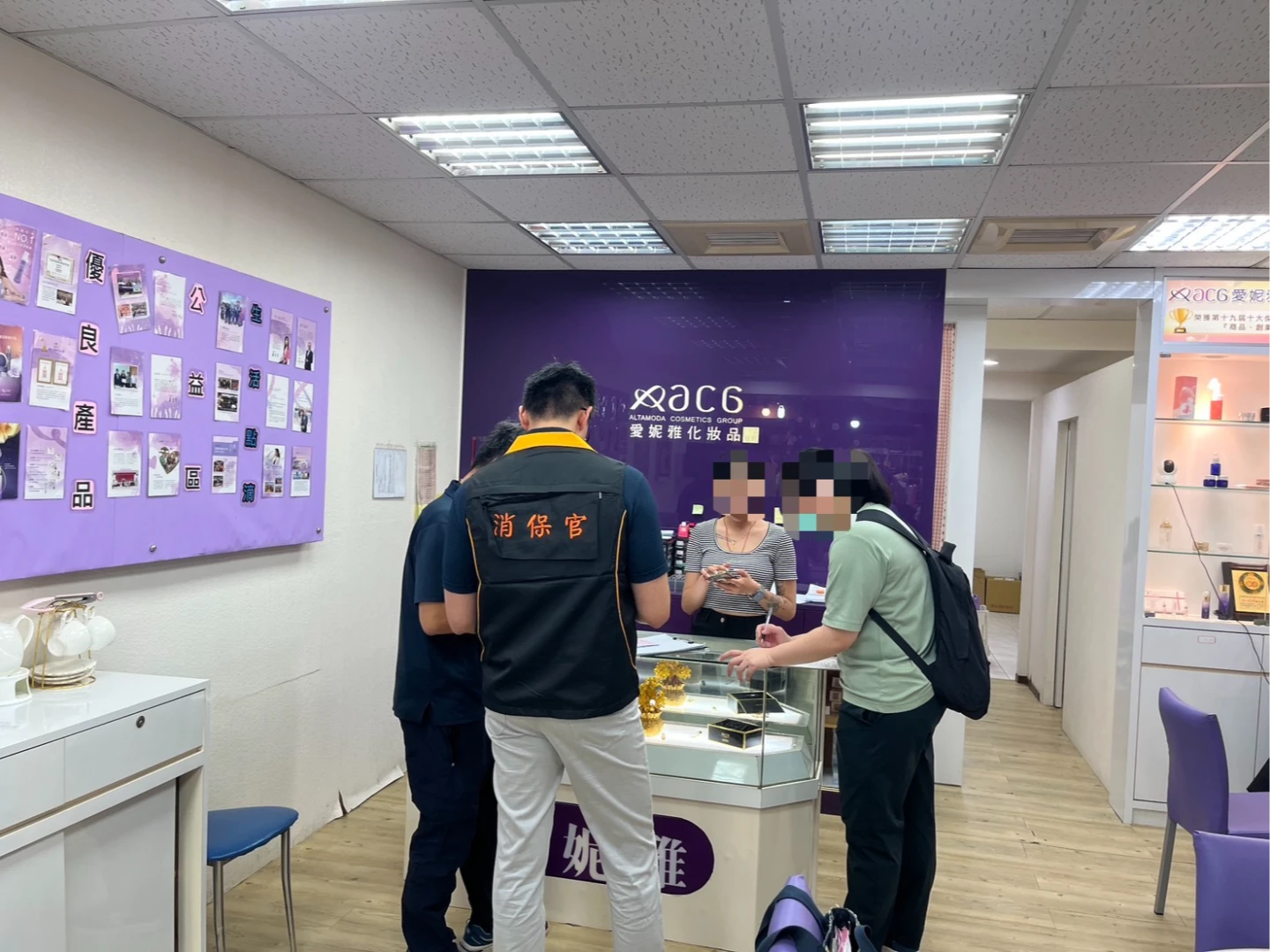 北市府跨單位聯合稽查愛妮雅化粧品門市。北市府法務局提供