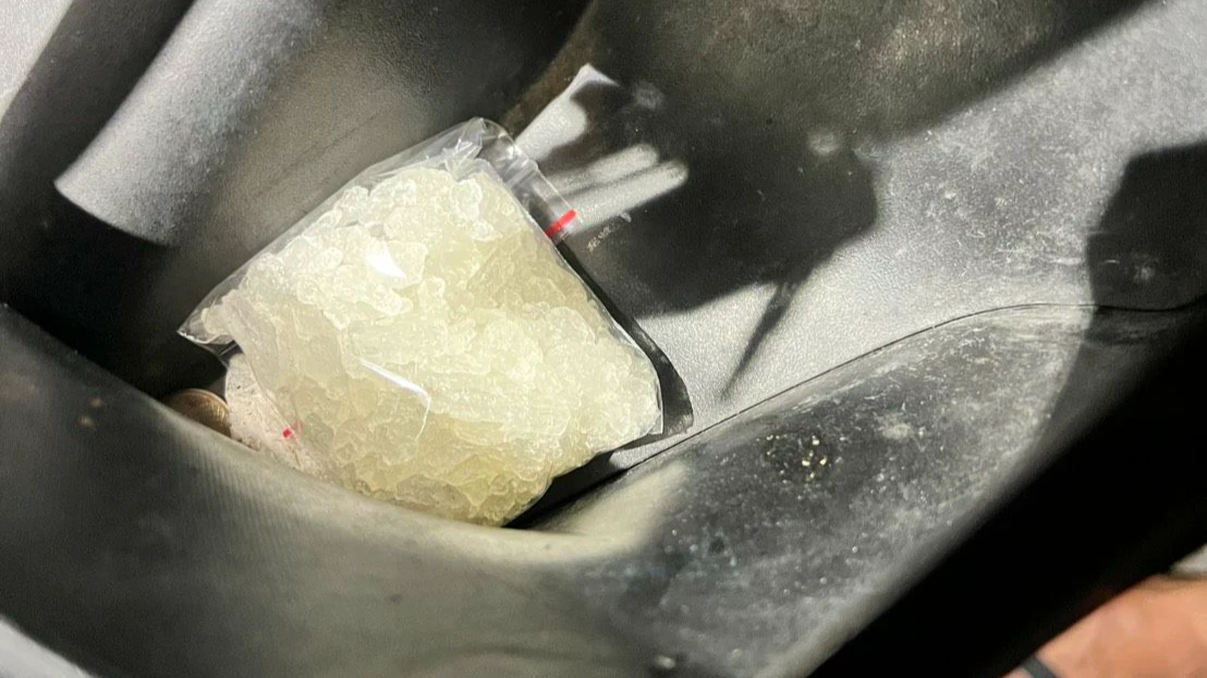 警方目視在王男所騎乘的機車前置物籃,發現一包狀似冰糖的粉末疑似毒品,經初步檢驗確認為安非他命,重量高達38.26公克。民眾提供