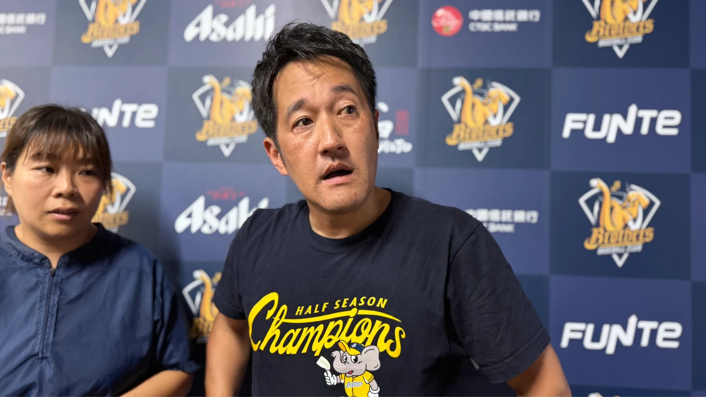 中信兄弟總教練平野惠一(右)與翻譯樂樂(左)。毛琬婷攝