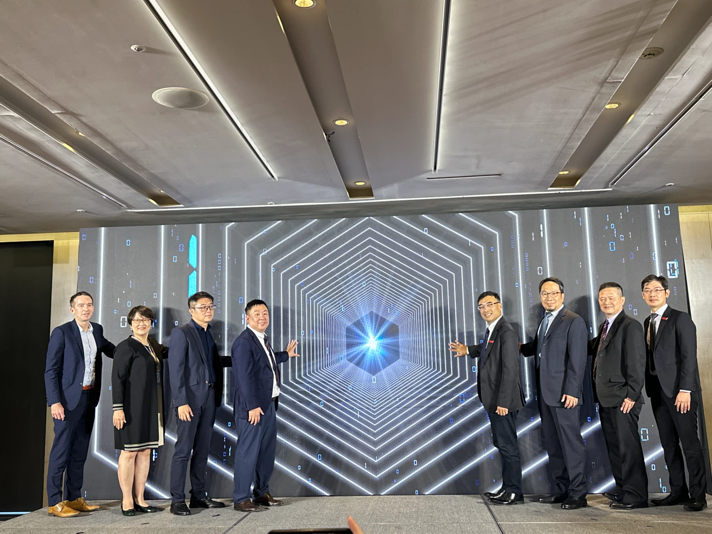 宜鼎與合作夥伴。蕭文康攝