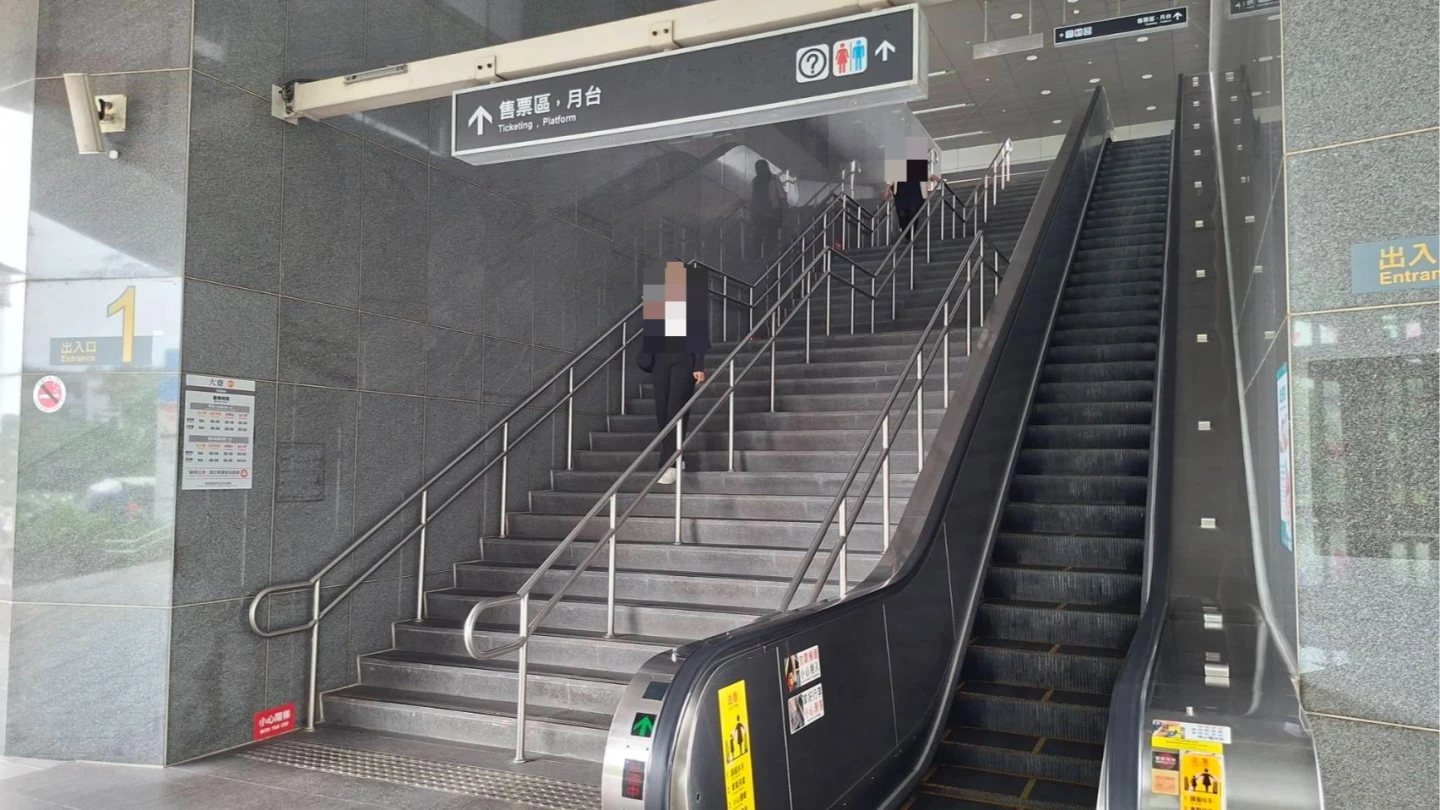 高雄捷運大寮車站昨晚發生偷拍事件。民眾提供