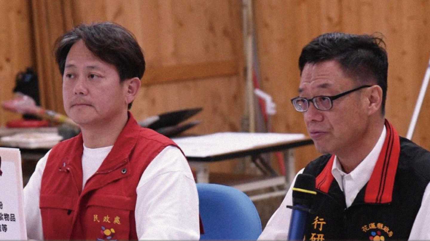 近日卻傳出花蓮縣政府民政處代理處長李葳(左一)等3人退出民政聯繫群組,引發爭議。取自張育萌臉書
