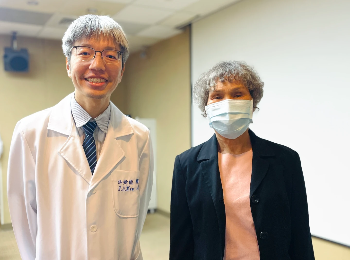 呂女士(右)直言,「如果沒有認識主任,我真的不知道要痛多久。」賴昀岫攝