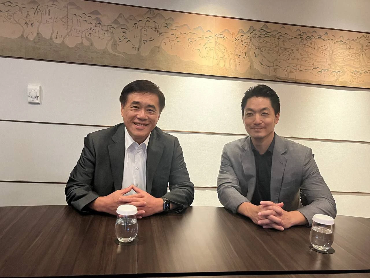 台北市長蔣萬安和國民黨主席候選人郝龍斌合影。郝龍斌辦公室提供
