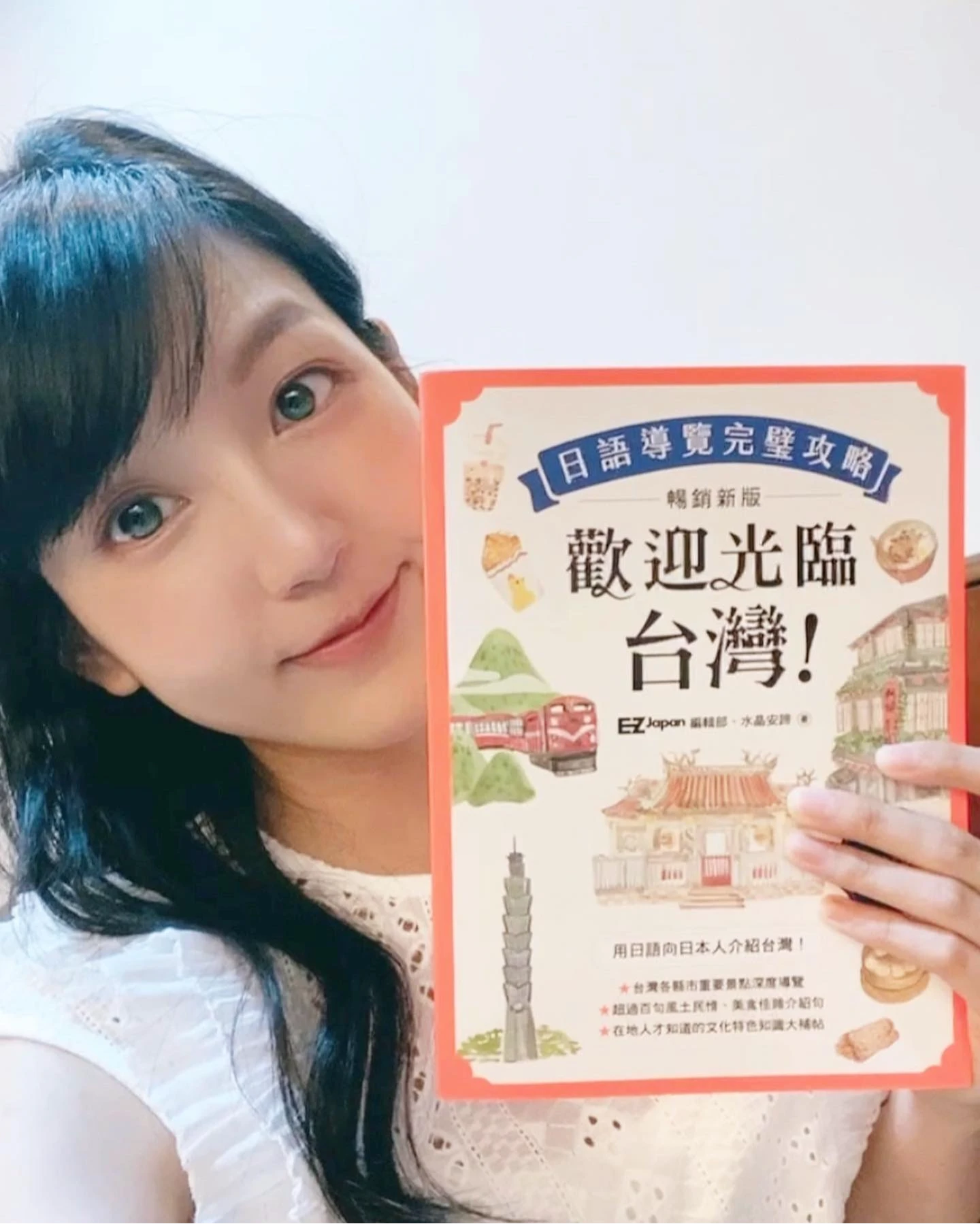 黃小玫致力推動台灣觀光,2018年以日語自創曲「我們在台灣見吧!」及「台灣燈會」主題曲「海與光」爆紅。取自黃小玫臉書