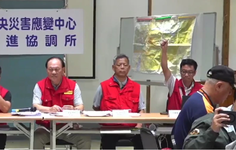 陳建村面對在地人以族語質疑,抿嘴表情複雜。取自FB @ 行政院