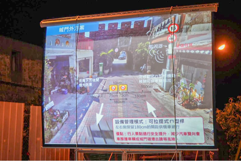 屏東縣恆春鎮古城西門,近年屢遭車輛擦撞毀損,文化部文資局規劃設置可拉提式車檔為黃底,配上紅色禁止汽車進入標誌,有居民認為與古城意象不搭,希望重新設計。中央社