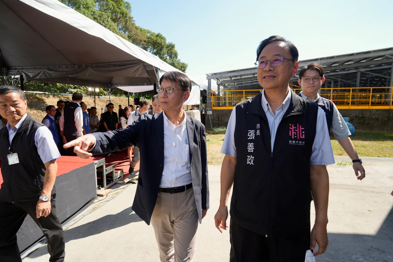 永豐餘投控董事長葉惠青(左二)與桃園市長張善政(左三),出席龜山水資源回收中心ROT沼氣發電商轉啟用儀式。梁建裕攝